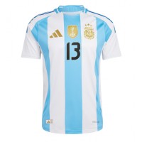 Camisa de Futebol Argentina Cristian Romero #13 Equipamento Principal Copa America 2024 Manga Curta